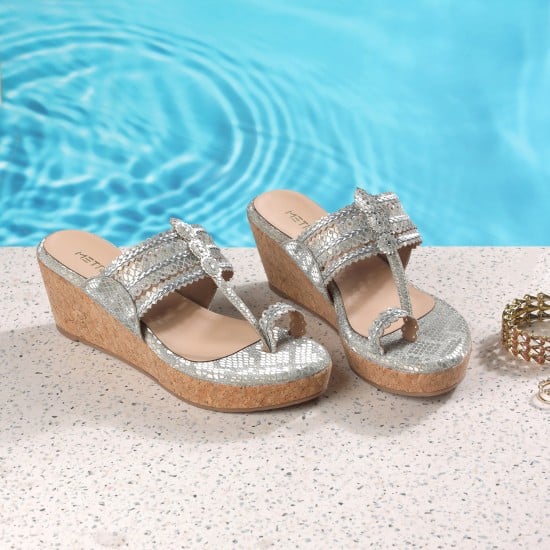 Women Gold Ethnic Kolhapuris