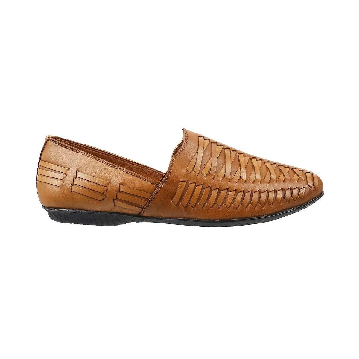 Traditional footwear for men below kurta or sherwani | Footwear, Wearable,  Men
